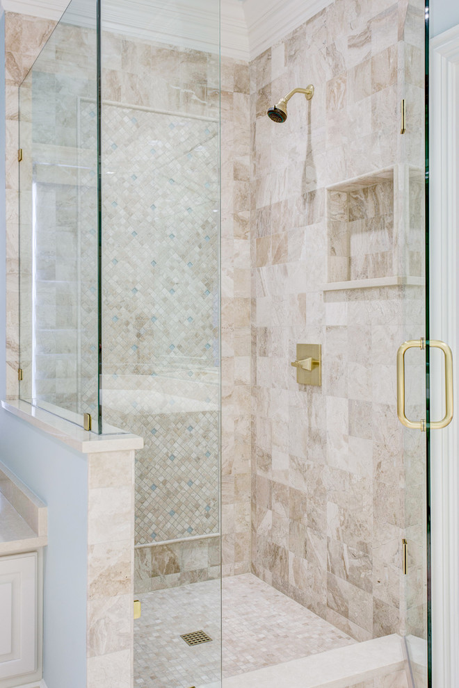 Idée de décoration pour une grande salle de bain principale tradition avec un placard avec porte à panneau surélevé, des portes de placard blanches, une baignoire posée, une douche d'angle, un carrelage beige, du carrelage en marbre, un mur blanc, un sol en marbre, un lavabo encastré et un plan de toilette en quartz modifié.