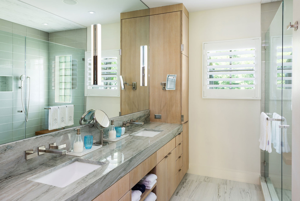 Идея дизайна: главная ванная комната среднего размера в стиле модернизм с плоскими фасадами, светлыми деревянными фасадами, душем в нише, раздельным унитазом, зеленой плиткой, стеклянной плиткой, бежевыми стенами, мраморным полом, врезной раковиной, столешницей из кварцита, разноцветным полом, душем с распашными дверями, разноцветной столешницей, сиденьем для душа, тумбой под две раковины и встроенной тумбой