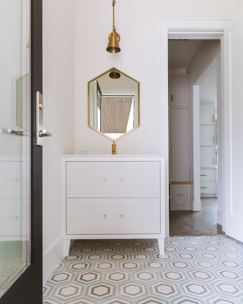 Diseño de cuarto de baño clásico renovado de tamaño medio con armarios estilo shaker, puertas de armario blancas, paredes blancas, suelo de azulejos de cemento y encimera de cuarzo compacto