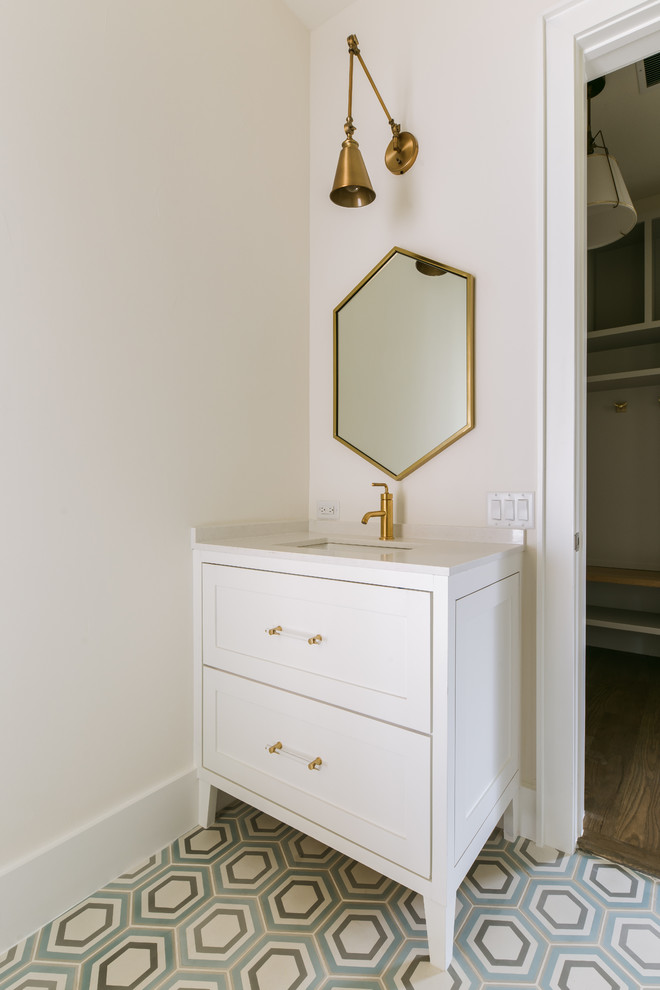 Foto de cuarto de baño clásico renovado de tamaño medio con armarios estilo shaker, puertas de armario blancas, paredes blancas, suelo de azulejos de cemento y encimera de cuarzo compacto