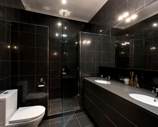 Réalisation d'une salle de bain principale design de taille moyenne avec un placard à porte plane, des portes de placard noires, une douche double, un carrelage noir, un plan de toilette en quartz modifié, un mur noir, un sol en carrelage de céramique et un lavabo encastré.