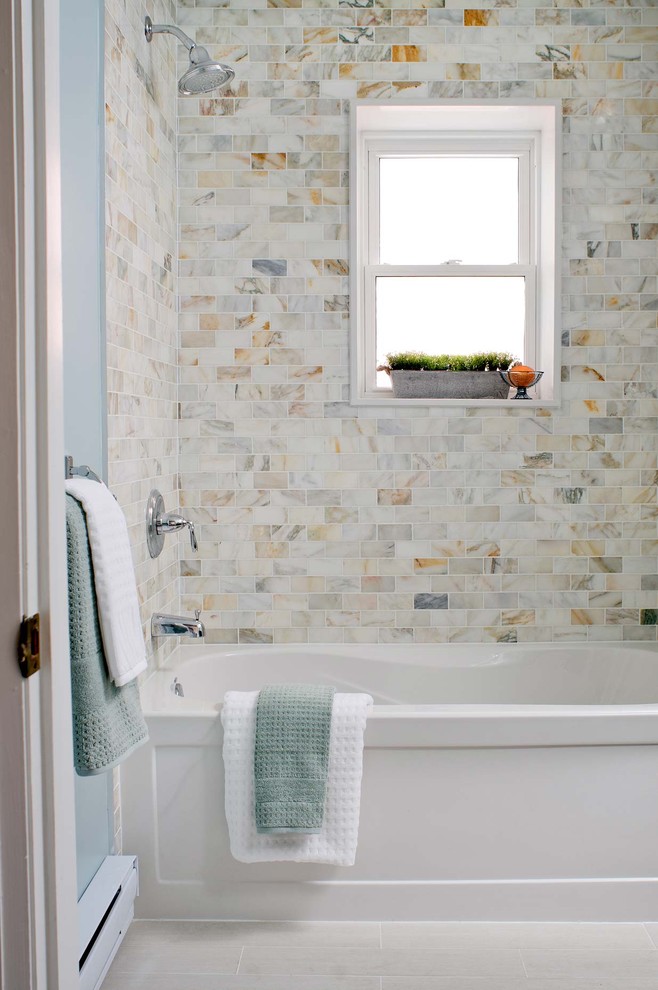 Modelo de cuarto de baño actual con baldosas y/o azulejos de cemento