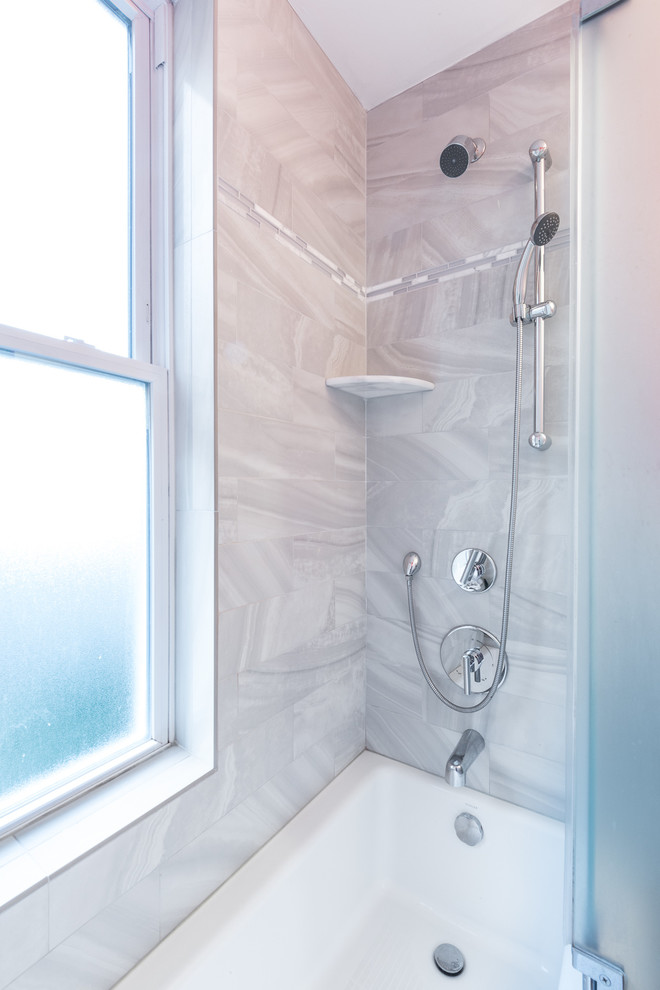 Пример оригинального дизайна: главная ванная комната среднего размера в современном стиле с плоскими фасадами, темными деревянными фасадами, ванной в нише, душем над ванной, инсталляцией, серой плиткой, розовыми стенами, врезной раковиной и столешницей из искусственного кварца
