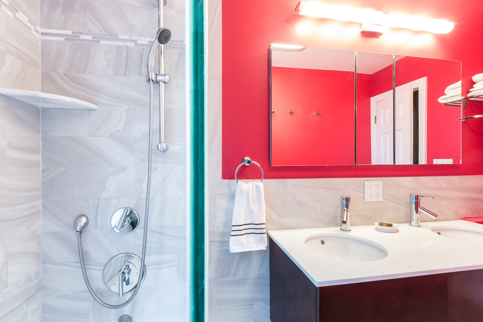 Mittelgroßes Modernes Badezimmer En Suite mit rosa Wandfarbe, flächenbündigen Schrankfronten, dunklen Holzschränken, Badewanne in Nische, Duschbadewanne, Wandtoilette, grauen Fliesen, Unterbauwaschbecken und Quarzwerkstein-Waschtisch in New York