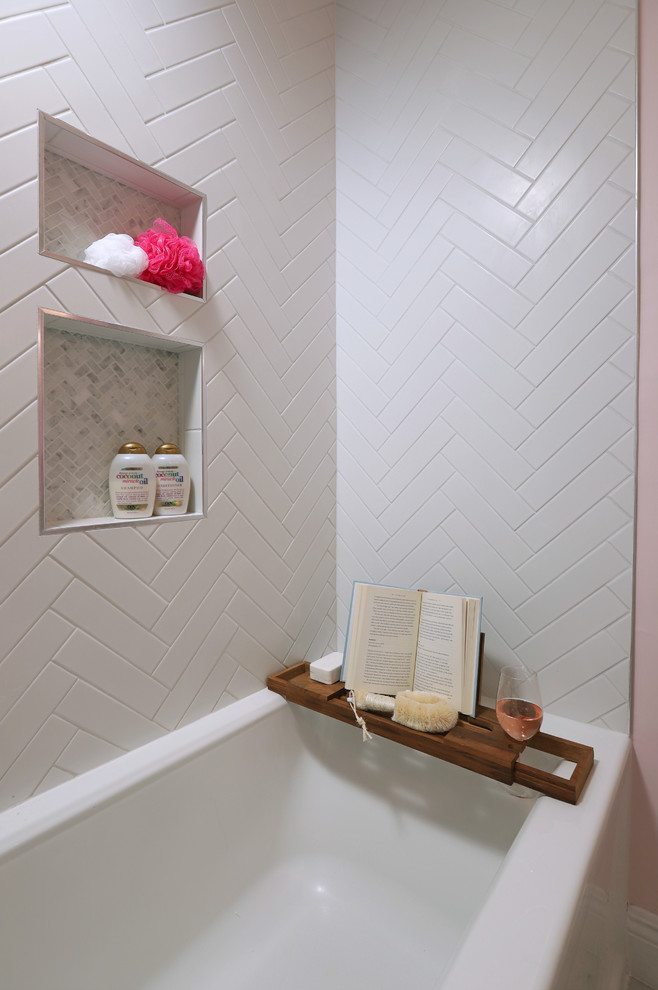 Идея дизайна: ванная комната среднего размера в стиле неоклассика (современная классика) с фасадами в стиле шейкер, белыми фасадами, ванной в нише, душем над ванной, унитазом-моноблоком, белой плиткой, розовыми стенами, душевой кабиной, врезной раковиной, серым полом, открытым душем, разноцветной столешницей, керамогранитной плиткой, мраморным полом и мраморной столешницей