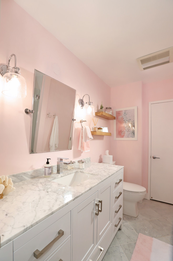 На фото: ванная комната среднего размера в стиле неоклассика (современная классика) с фасадами в стиле шейкер, белыми фасадами, белой плиткой, душевой кабиной, разноцветной столешницей, унитазом-моноблоком, розовыми стенами, врезной раковиной, серым полом, ванной в нише, душем над ванной, открытым душем, керамогранитной плиткой, мраморным полом и мраморной столешницей