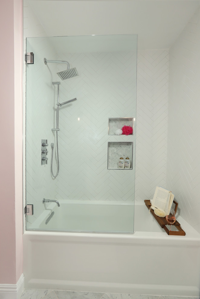 Aménagement d'une salle d'eau classique de taille moyenne avec un placard à porte shaker, des portes de placard blanches, une baignoire en alcôve, un combiné douche/baignoire, WC à poser, un carrelage blanc, un mur rose, un lavabo encastré, un sol gris, aucune cabine, un plan de toilette multicolore, des carreaux de porcelaine, un sol en marbre et un plan de toilette en marbre.