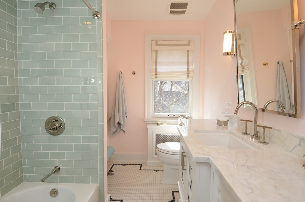 Aménagement d'une salle de bain classique de taille moyenne pour enfant avec un placard en trompe-l'oeil, des portes de placard blanches, une baignoire en alcôve, un combiné douche/baignoire, WC à poser, un carrelage vert, un carrelage en pâte de verre, un mur rose, un lavabo encastré, un plan de toilette en marbre et un sol en carrelage de céramique.