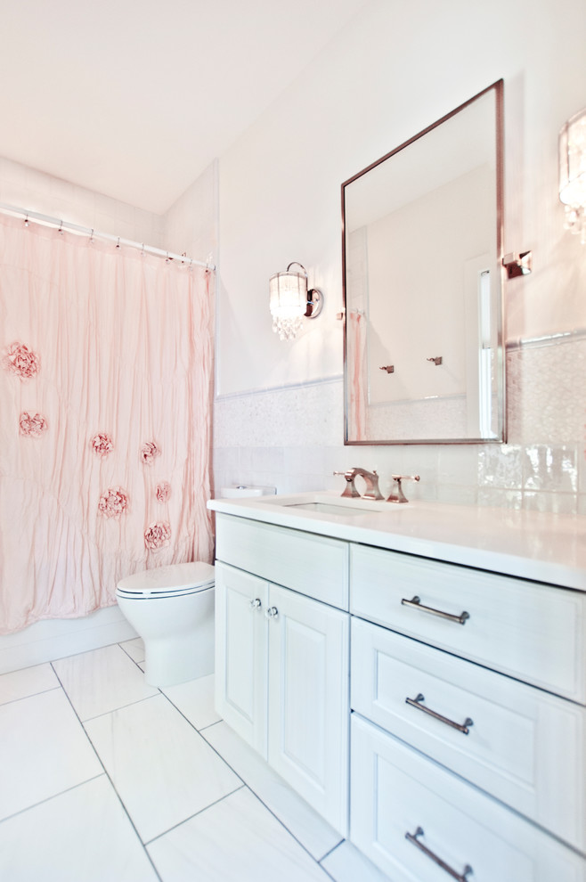 Cette photo montre une petite salle de bain chic pour enfant avec un placard avec porte à panneau surélevé, des portes de placard blanches, une baignoire en alcôve, un combiné douche/baignoire, WC séparés, un carrelage blanc, des carreaux de porcelaine, un mur rose, un sol en marbre, un lavabo encastré, un plan de toilette en quartz modifié, un sol blanc, une cabine de douche avec un rideau et un plan de toilette blanc.