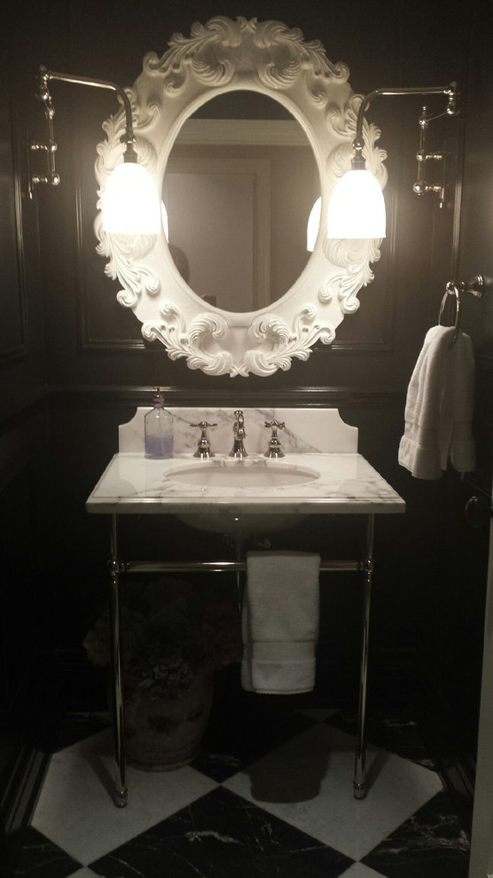 Inspiration för klassiska badrum, med ett undermonterad handfat, marmorbänkskiva, en toalettstol med hel cisternkåpa, porslinskakel, svarta väggar och klinkergolv i porslin