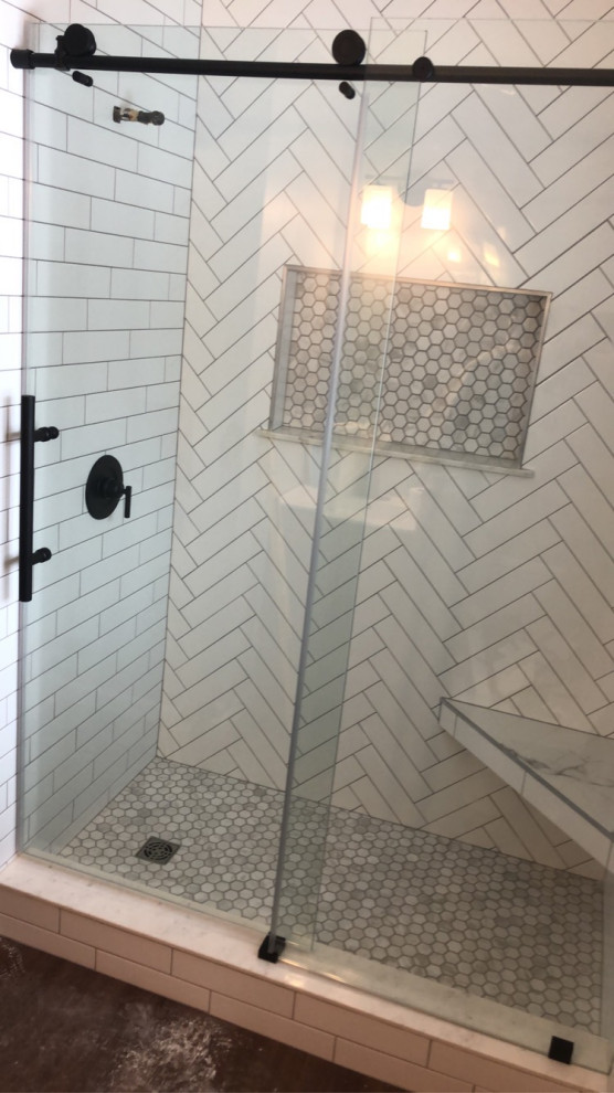 На фото: ванная комната среднего размера в стиле модернизм с плоскими фасадами, серыми фасадами, серой плиткой, керамической плиткой, душевой кабиной, коричневым полом, белой столешницей, тумбой под одну раковину и встроенной тумбой с