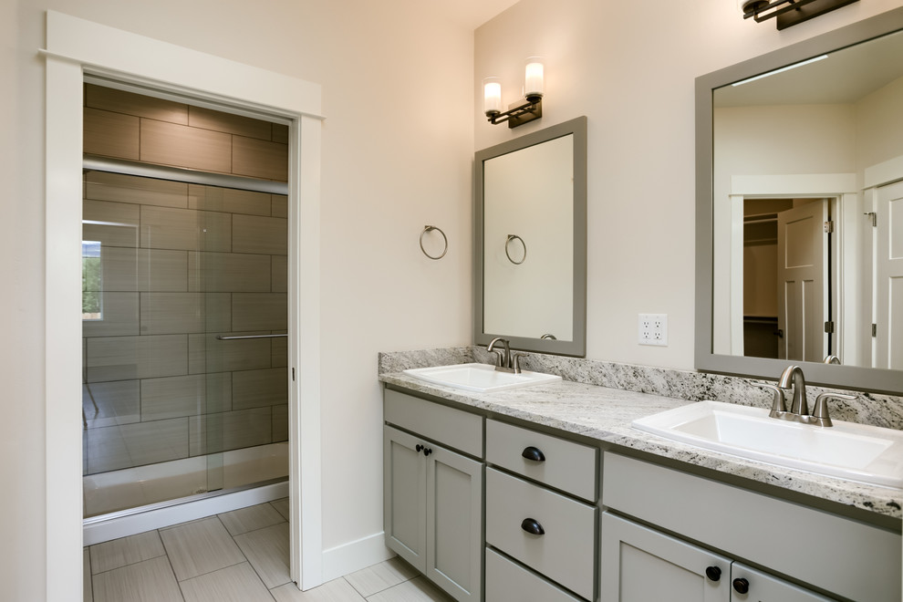 Inspiration för ett stort amerikanskt grå grått en-suite badrum, med skåp i shakerstil, grå skåp, en dusch i en alkov, svarta väggar, klinkergolv i porslin, ett nedsänkt handfat, granitbänkskiva, grått golv och dusch med skjutdörr