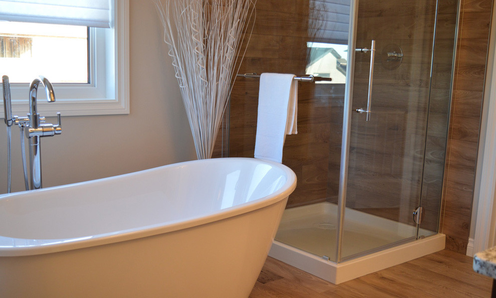 Foto di una stanza da bagno padronale minimal di medie dimensioni con vasca freestanding, doccia ad angolo, pareti beige, parquet chiaro, pavimento beige e porta doccia a battente
