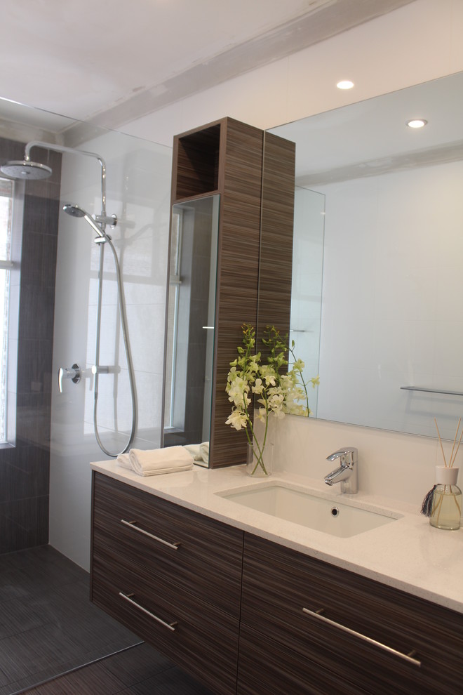 Foto di una stanza da bagno padronale moderna di medie dimensioni con top in quarzo composito, piastrelle bianche, piastrelle in gres porcellanato, pareti bianche e pavimento con piastrelle in ceramica