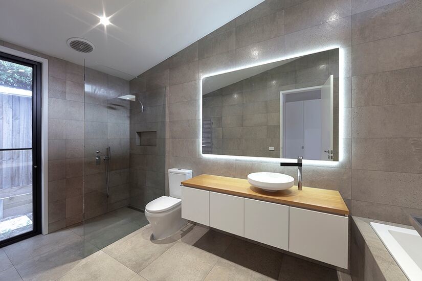 Idéer för mellanstora funkis badrum, med släta luckor, vita skåp, ett badkar i en alkov, en hörndusch, en toalettstol med separat cisternkåpa, grå kakel, stenkakel, grå väggar, skiffergolv, ett fristående handfat, träbänkskiva, grått golv och med dusch som är öppen