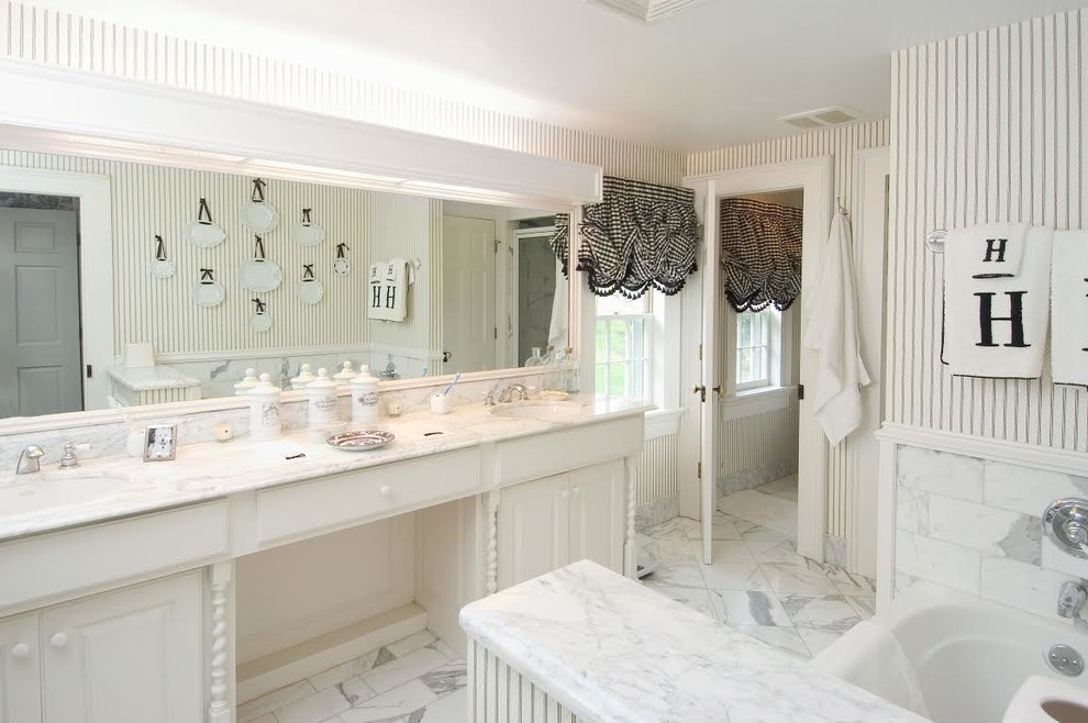 Идея дизайна: большая главная ванная комната в классическом стиле с фасадами с выступающей филенкой, белыми фасадами, ванной в нише, душем в нише, белой плиткой, мраморной плиткой и мраморной столешницей