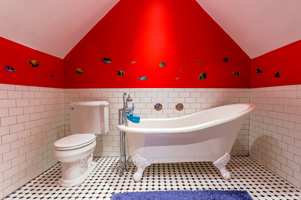 Klassisches Kinderbad mit Löwenfuß-Badewanne, Wandtoilette mit Spülkasten, weißen Fliesen, Metrofliesen und roter Wandfarbe in Philadelphia