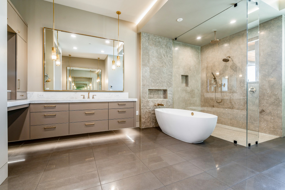 Exempel på ett mycket stort modernt vit vitt en-suite badrum, med släta luckor, beige skåp, ett fristående badkar, en öppen dusch, en toalettstol med hel cisternkåpa, vit kakel, stenhäll, beige väggar, klinkergolv i porslin, ett nedsänkt handfat, bänkskiva i kalksten, brunt golv och med dusch som är öppen