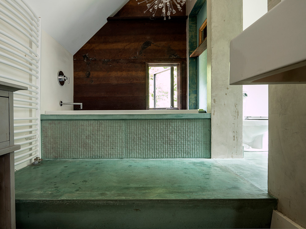 Foto de cuarto de baño infantil contemporáneo pequeño con puertas de armario de madera clara, baldosas y/o azulejos de cemento y suelo de madera clara
