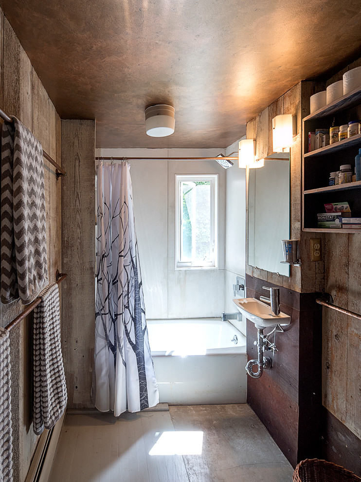 На фото: детская ванная комната среднего размера в стиле лофт с светлыми деревянными фасадами, цементной плиткой, бетонным полом, ванной в нише, душем над ванной, коричневыми стенами, подвесной раковиной, коричневым полом и шторкой для ванной с