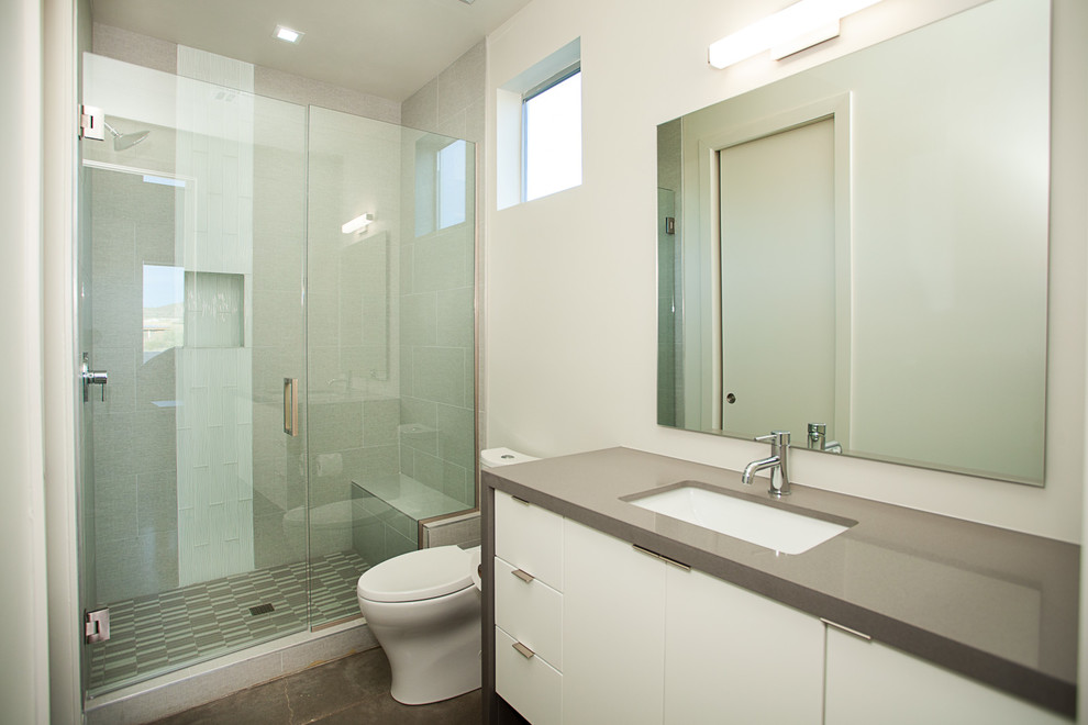Diseño de cuarto de baño moderno con suelo de cemento