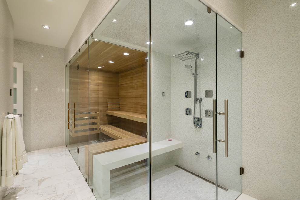 Inspiration för stora moderna bastur, med marmorgolv, vitt golv, dusch med gångjärnsdörr och en kantlös dusch