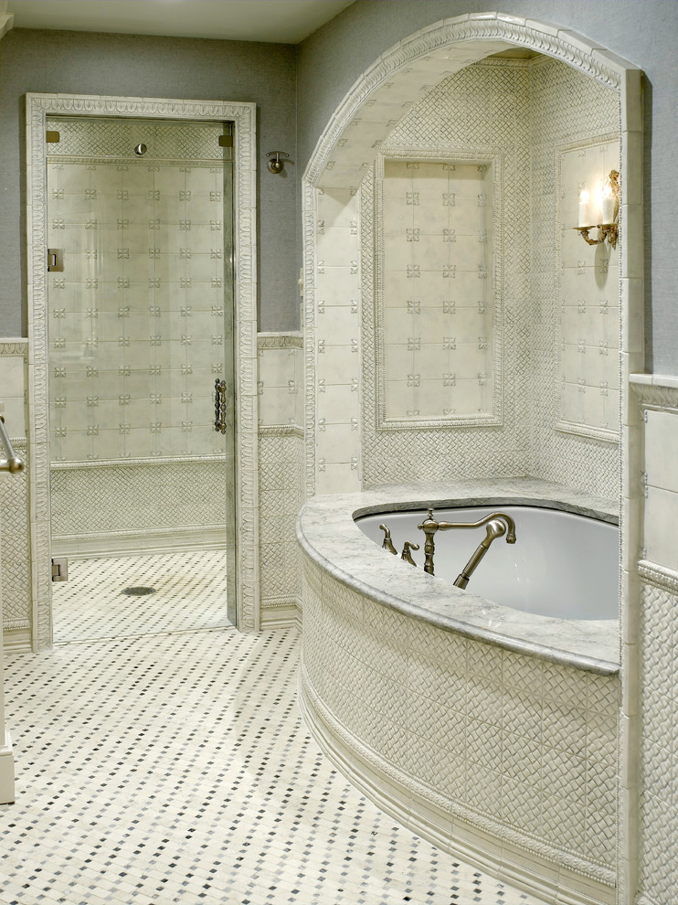 Свежая идея для дизайна: большая главная ванная комната в викторианском стиле с фасадами островного типа, искусственно-состаренными фасадами, полновстраиваемой ванной, угловым душем, серыми стенами, полом из мозаичной плитки, врезной раковиной и мраморной столешницей - отличное фото интерьера