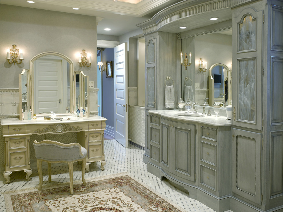 Пример оригинального дизайна: большая главная ванная комната в викторианском стиле с серыми стенами, полом из мозаичной плитки, фасадами островного типа, искусственно-состаренными фасадами, полновстраиваемой ванной, мраморной столешницей, угловым душем и врезной раковиной