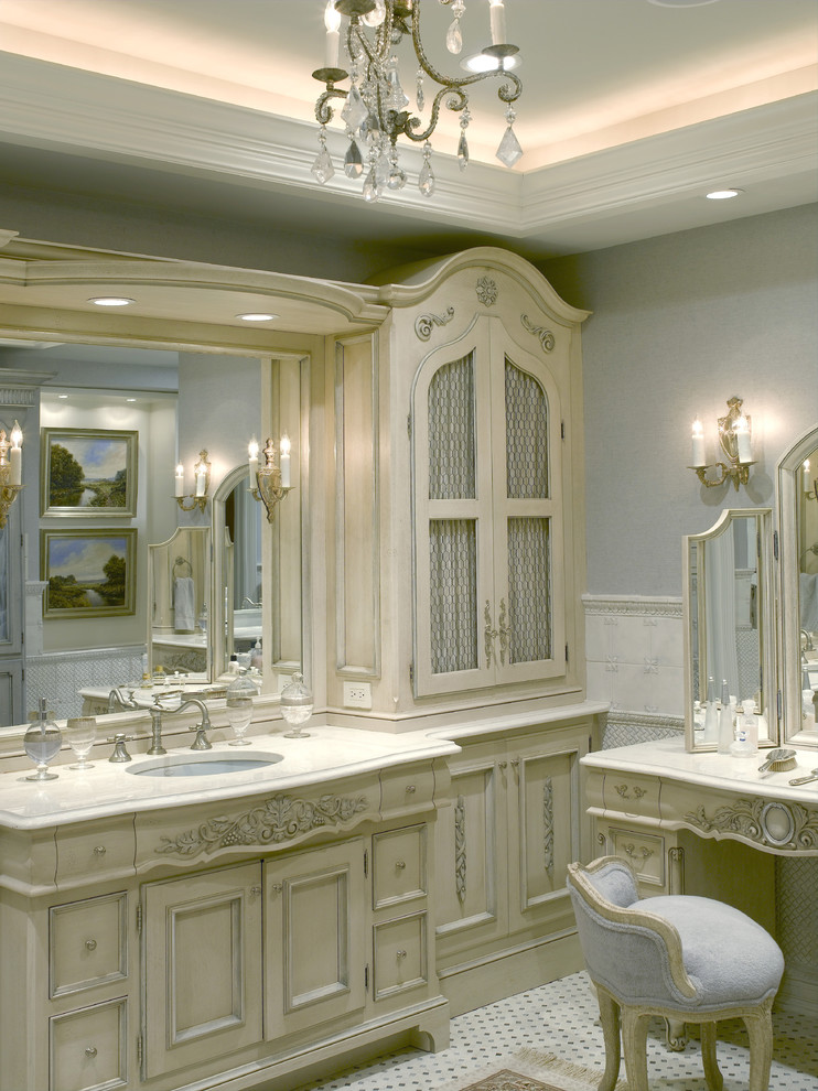 Klassisk inredning av ett stort en-suite badrum, med möbel-liknande, skåp i slitet trä, ett undermonterat badkar, en hörndusch, grå väggar, mosaikgolv, ett undermonterad handfat och marmorbänkskiva