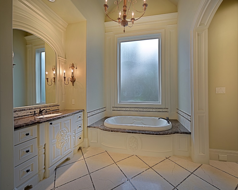 На фото: главная ванная комната в классическом стиле