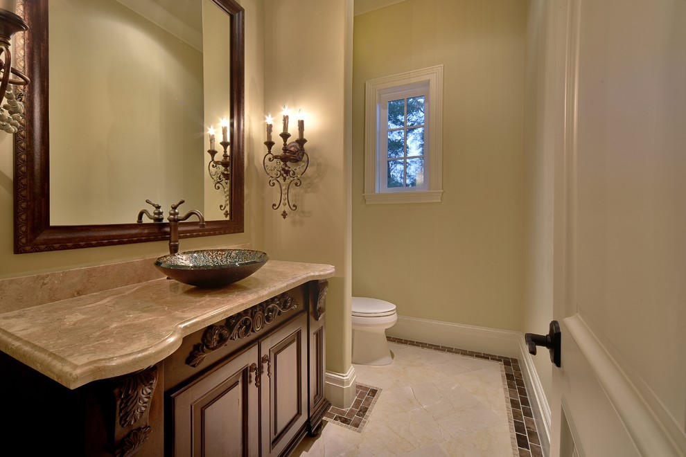 Diseño de cuarto de baño clásico con aseo y ducha