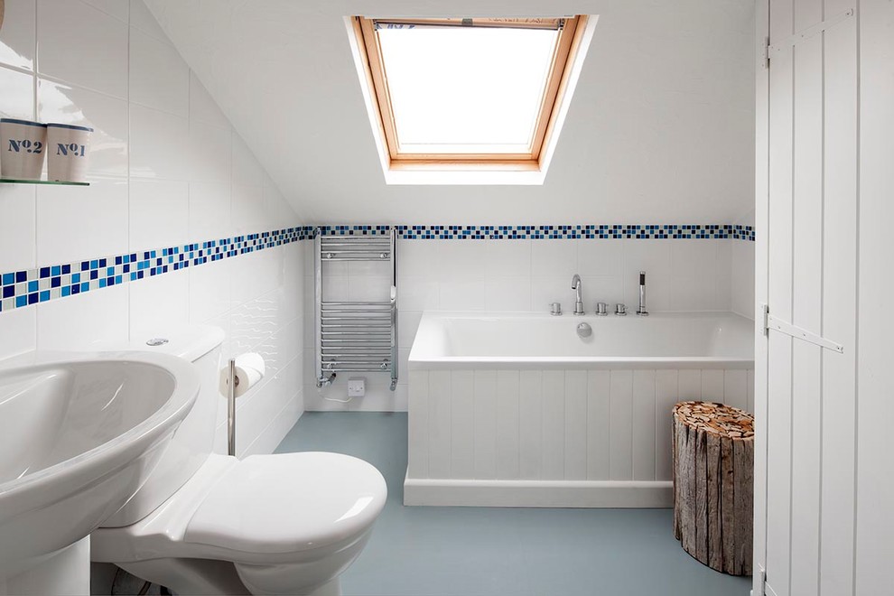 Источник вдохновения для домашнего уюта: детская ванная комната среднего размера в стиле кантри с накладной ванной, белой плиткой, керамической плиткой, белыми стенами и раковиной с пьедесталом
