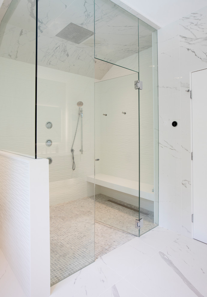 Exempel på ett stort modernt vit vitt en-suite badrum, med skåp i mellenmörkt trä, en hörndusch, en toalettstol med hel cisternkåpa, vit kakel, keramikplattor, vita väggar, klinkergolv i keramik, ett undermonterad handfat, vitt golv, dusch med gångjärnsdörr och luckor med lamellpanel