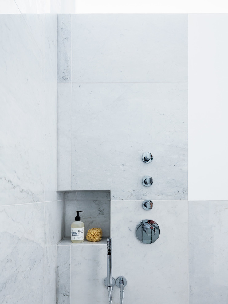 Immagine di una piccola stanza da bagno minimalista