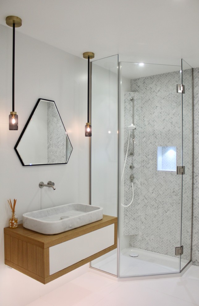 Источник вдохновения для домашнего уюта: ванная комната среднего размера в современном стиле с плоскими фасадами, белыми фасадами, угловым душем, керамической плиткой, серыми стенами, подвесной раковиной и белым полом