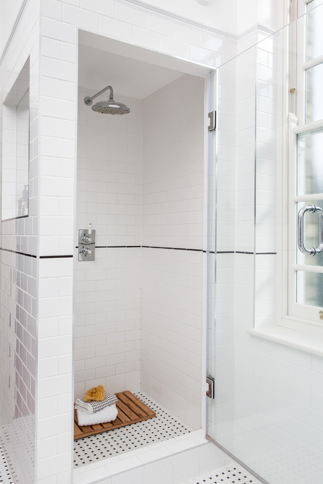Стильный дизайн: ванная комната в классическом стиле с душем в нише и белой плиткой - последний тренд