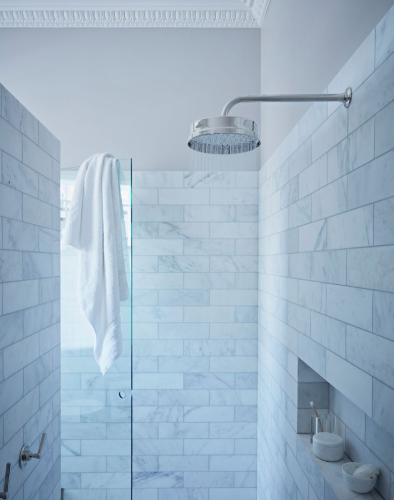 Идея дизайна: главная ванная комната среднего размера в стиле неоклассика (современная классика) с двойным душем, унитазом-моноблоком, серой плиткой, бежевыми стенами, мраморным полом и душем с распашными дверями
