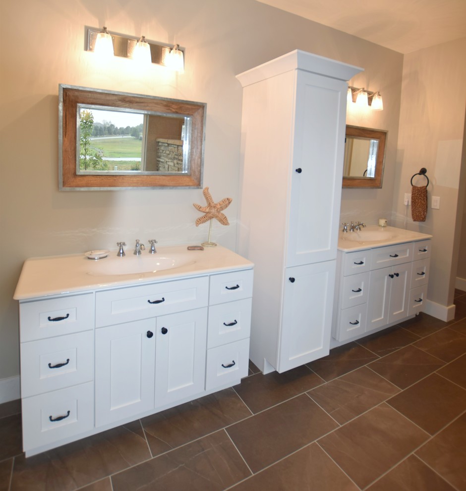 Inspiration pour une grande salle de bain principale traditionnelle avec un placard avec porte à panneau encastré, des portes de placard blanches et un lavabo intégré.