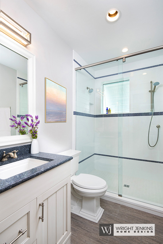 Пример оригинального дизайна: ванная комната среднего размера в морском стиле с фасадами с декоративным кантом, белыми фасадами, раздельным унитазом, белой плиткой, плиткой кабанчик, белыми стенами, полом из сланца, душевой кабиной, врезной раковиной, серым полом, душем с раздвижными дверями и синей столешницей