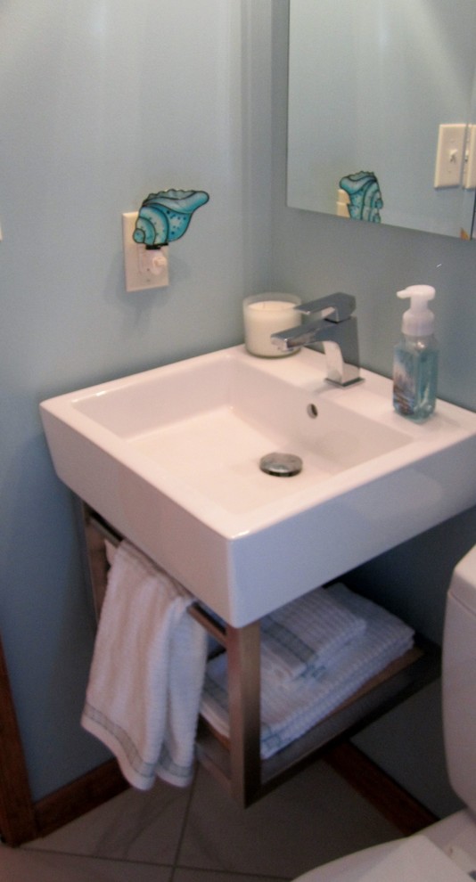 Idee per una piccola stanza da bagno minimalista con vasca ad alcova, doccia alcova, WC a due pezzi, piastrelle bianche, piastrelle in gres porcellanato, pareti blu e pavimento in gres porcellanato