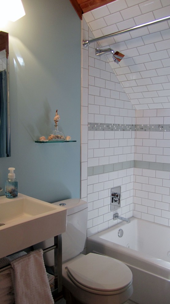 Esempio di una piccola stanza da bagno classica con vasca ad alcova, doccia alcova, WC a due pezzi, piastrelle bianche, piastrelle in gres porcellanato, pareti blu, pavimento in gres porcellanato e lavabo integrato