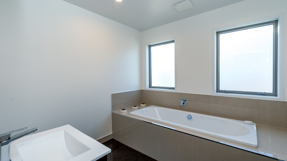 Inspiration för ett mellanstort funkis badrum, med ett badkar i en alkov, vita väggar och klinkergolv i keramik