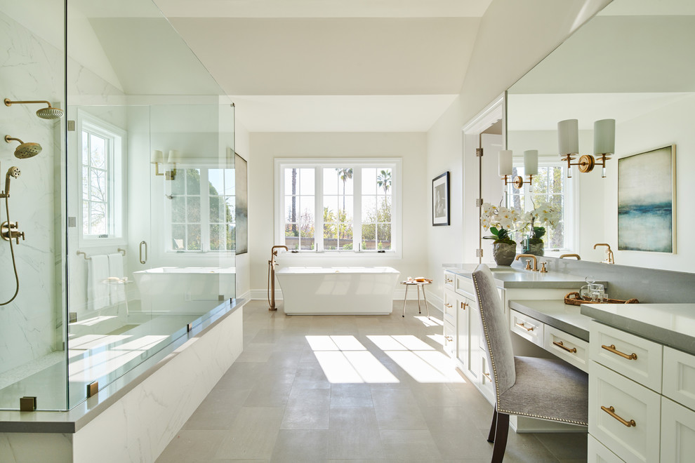 Idéer för att renovera ett vintage grå grått en-suite badrum, med luckor med infälld panel, vita skåp, ett fristående badkar, en hörndusch, vit kakel, stenhäll, grå väggar, ett undermonterad handfat, grått golv och dusch med gångjärnsdörr