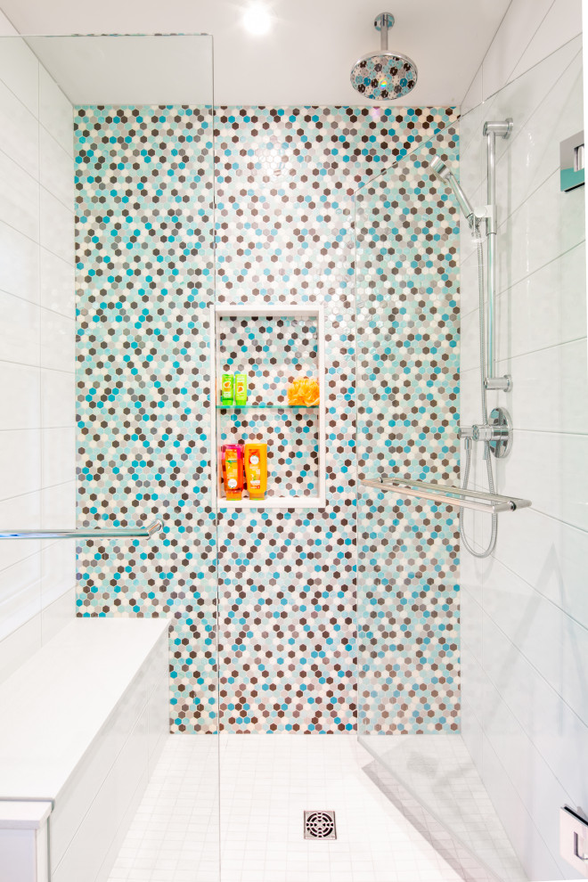 На фото: детская ванная комната среднего размера в современном стиле с душем в нише, разноцветной плиткой, полом из керамогранита, белым полом, душем с распашными дверями и плиткой мозаикой с