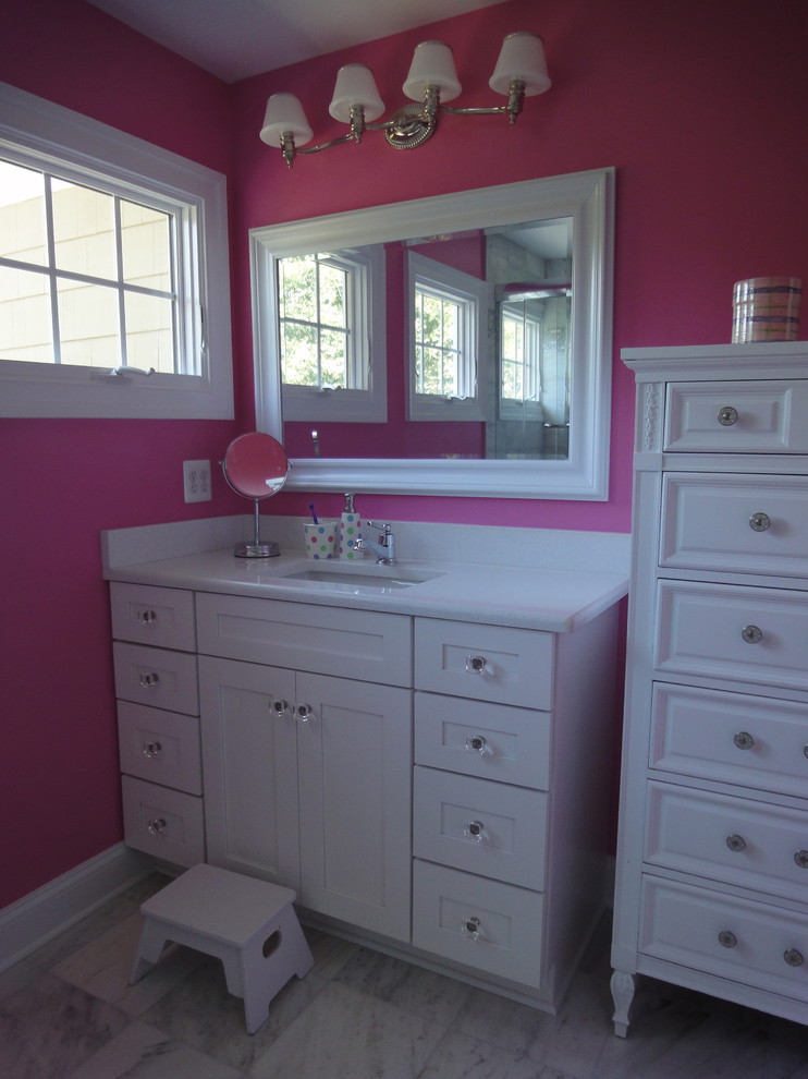 На фото: большая детская ванная комната в стиле неоклассика (современная классика) с фасадами в стиле шейкер, белыми фасадами, серой плиткой, белой плиткой, каменной плиткой, столешницей из искусственного кварца, розовыми стенами, мраморным полом и врезной раковиной с