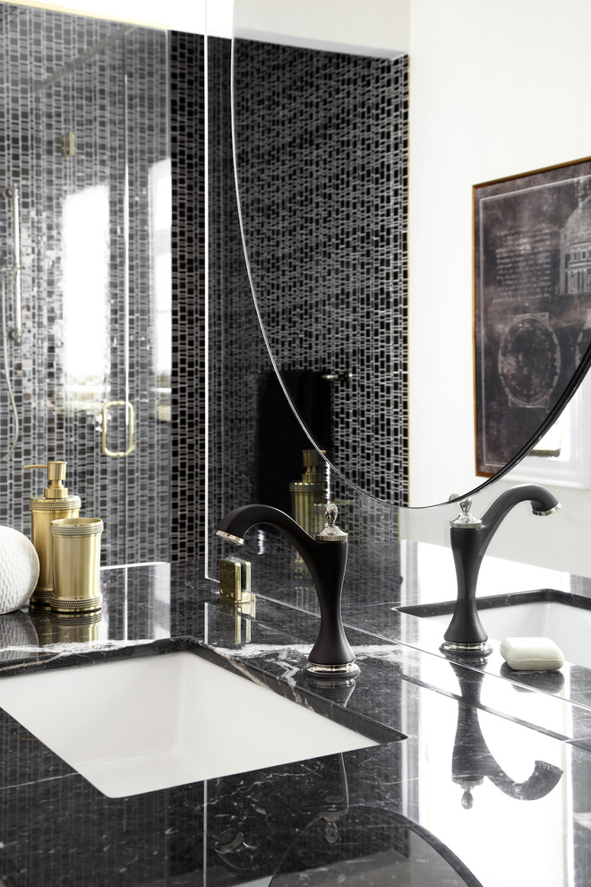 Ejemplo de cuarto de baño principal contemporáneo grande con lavabo encastrado, encimera de cuarzo compacto, bañera exenta, ducha doble y baldosas y/o azulejos en mosaico
