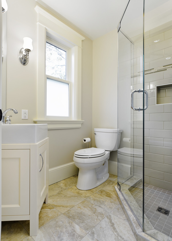 Exempel på ett litet amerikanskt badrum med dusch, med ett fristående handfat, skåp i shakerstil, vita skåp, en hörndusch, en toalettstol med separat cisternkåpa, beige kakel, keramikplattor, beige väggar och travertin golv