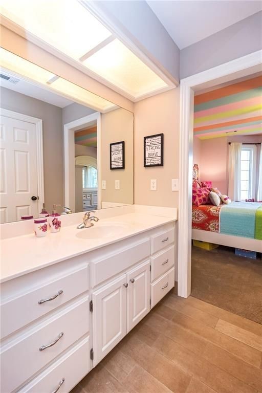 Inspiration för mellanstora moderna badrum för barn, med skåp i shakerstil, vita skåp, rosa väggar, klinkergolv i keramik, ett integrerad handfat, marmorbänkskiva och beiget golv