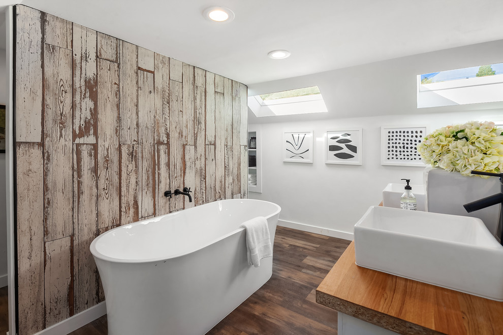 Ejemplo de cuarto de baño clásico renovado con bañera exenta, baldosas y/o azulejos marrones, paredes blancas, suelo de madera oscura, lavabo sobreencimera, encimera de madera y suelo marrón