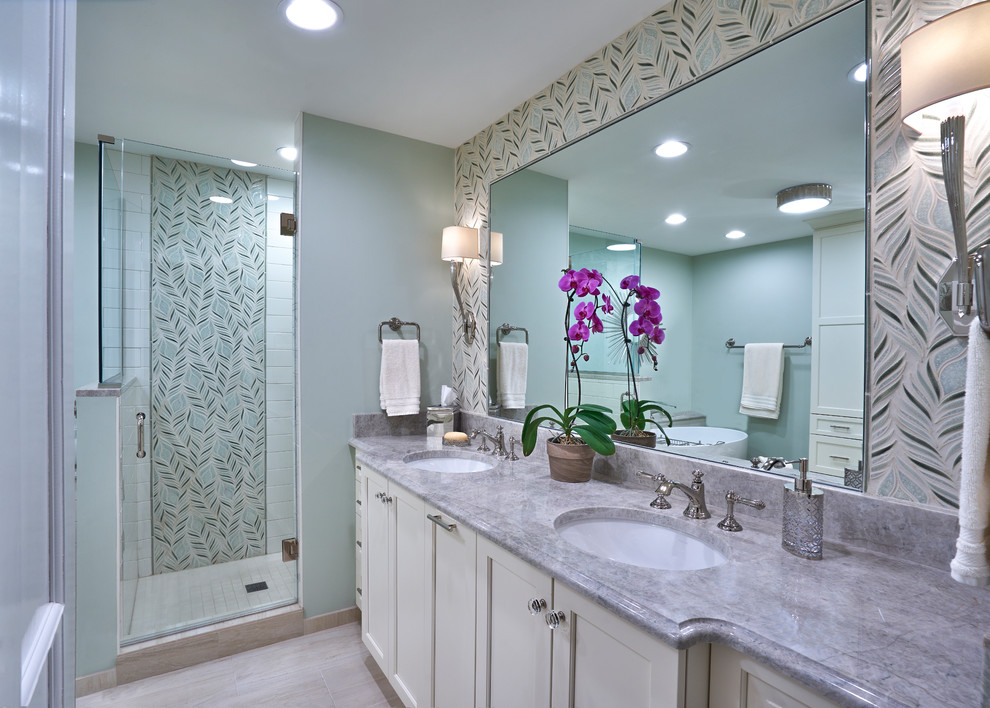 Свежая идея для дизайна: главная ванная комната среднего размера в стиле неоклассика (современная классика) с плиткой кабанчик, мраморной столешницей, полом из керамогранита, фасадами в стиле шейкер и серыми фасадами - отличное фото интерьера